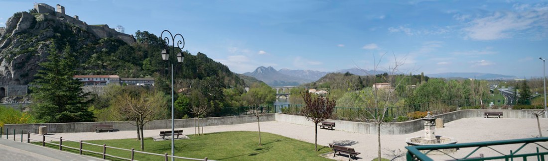 Sisteron: The Pond du Buech from La Baume Photograph by David Hill, 12 April 2014, 11.54 am Click to view full-size and the use your browser's 'back' button to return to this page.