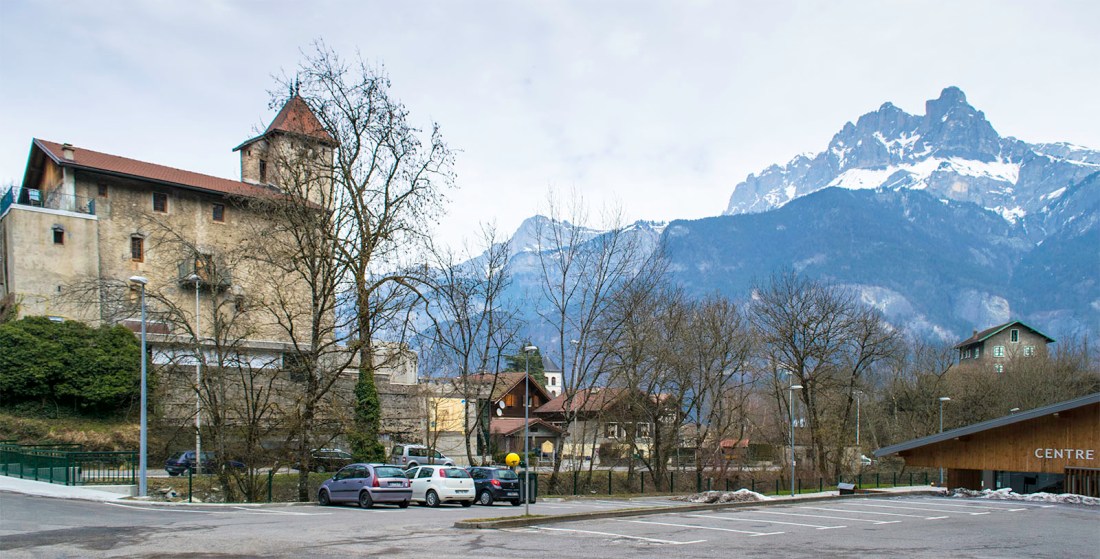 Sallanches: The Chateau des Rubins, Eglise de St Jacques and Aiguille de Varan Photograph by David Hill taken 10 March 2015, 12.51 GMT Click on image to enlarge. 