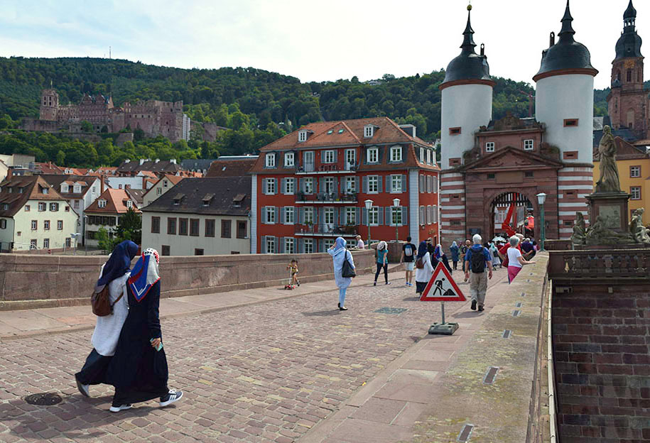 Heidelberg Castle and Heiliggeistkirche from the Old Bridge Photograph by David Hill taken 27 August 2015, 11.46 GMT Turner’s sketch is not quite so straightforward as it at first appears. The main part of it is taken from the viewpoint of the photograph. But the castle has been ‘brought in’ close to the bridge towers, by sketching it from the bay at the base of the statue of Price Elector Carl Theodor.  