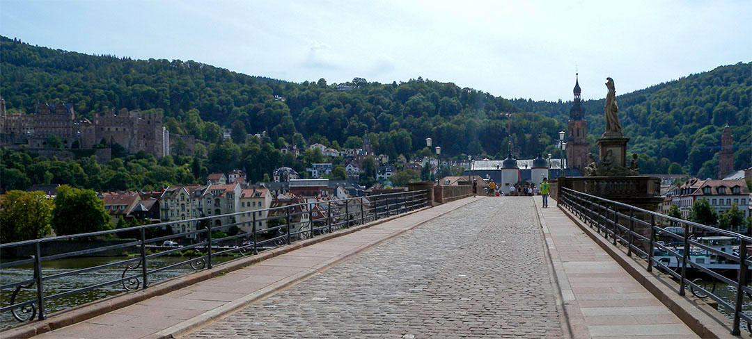 Heidelberg Old Bridge, from the right bank of the Neckar Photograph by David Hill taken 27 August 2015, 11.28 GMT Turner returned to the old bridge and made a second sketch (see CCC 2, above) looking across the bridge, this time from a viewpoint nearer the far bank, beneath the statue of Minerva. As with the first sketch, however, things are not so straightforward as they at first seem. He employs the same device of moving viewpoints halfway through the sketch (the first from the end of the bridge, the second from under the statue so as to bring the castle more tightly into the composition. 