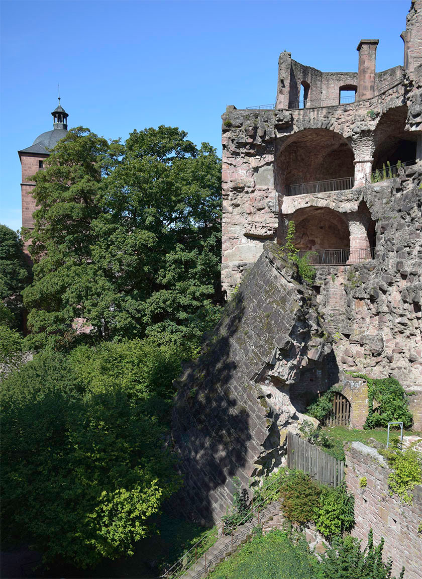 Heidelberg Castle, the Gate Tower and Broken Tower from the South-East angle Photograph by David Hill taken 26 August 2015, 9.21 GMT Returning to the castle entrance, Turner made his way east towards the garden, pausing at the south east angle. When the French attempted to blow up the castle at the end of the seventeenth century, it proved rather more resilient than they might have expected. The attempt to destroy the south east tower succeeded only in toppling part of it into the moat, where it remains, speaking more of resistance than of annihilation. 
