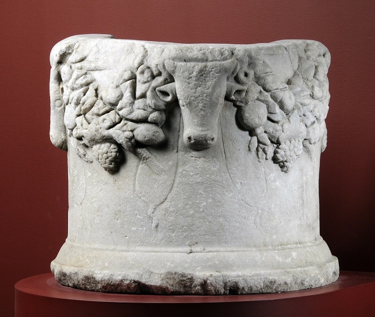 Altar from the Greek Island of Delos Leeds Museums, Gott Collection (Hicks, no.6 Photograph courtesy of UKEPIGRAPHY, University of Manchester To see this image in the University of Manchester’s website click on the following link, and use your browser’s ‘back’ button to return to this page: http://ukepigraphy.humanities.manchester.ac.uk/index.php/CIG_2312:_Marble_Altar